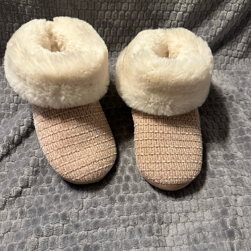 Kelly & Katie light pink house booties